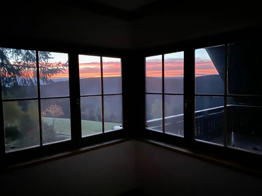 Eckfenster im Hauptschlafzimmer, Abendrot über den Schwarzwaldhöhen