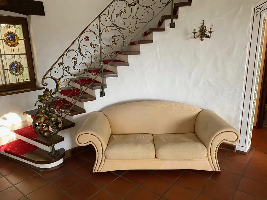 Diele mit geschwungener Treppe und schmiedeeisernem Geländer